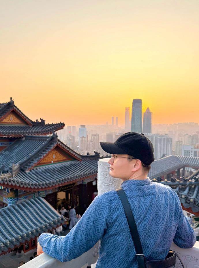 从落日到夜幕，贵阳东山寺。
和朋友一起来打卡东山寺美景。
我们17点30从栖霞路