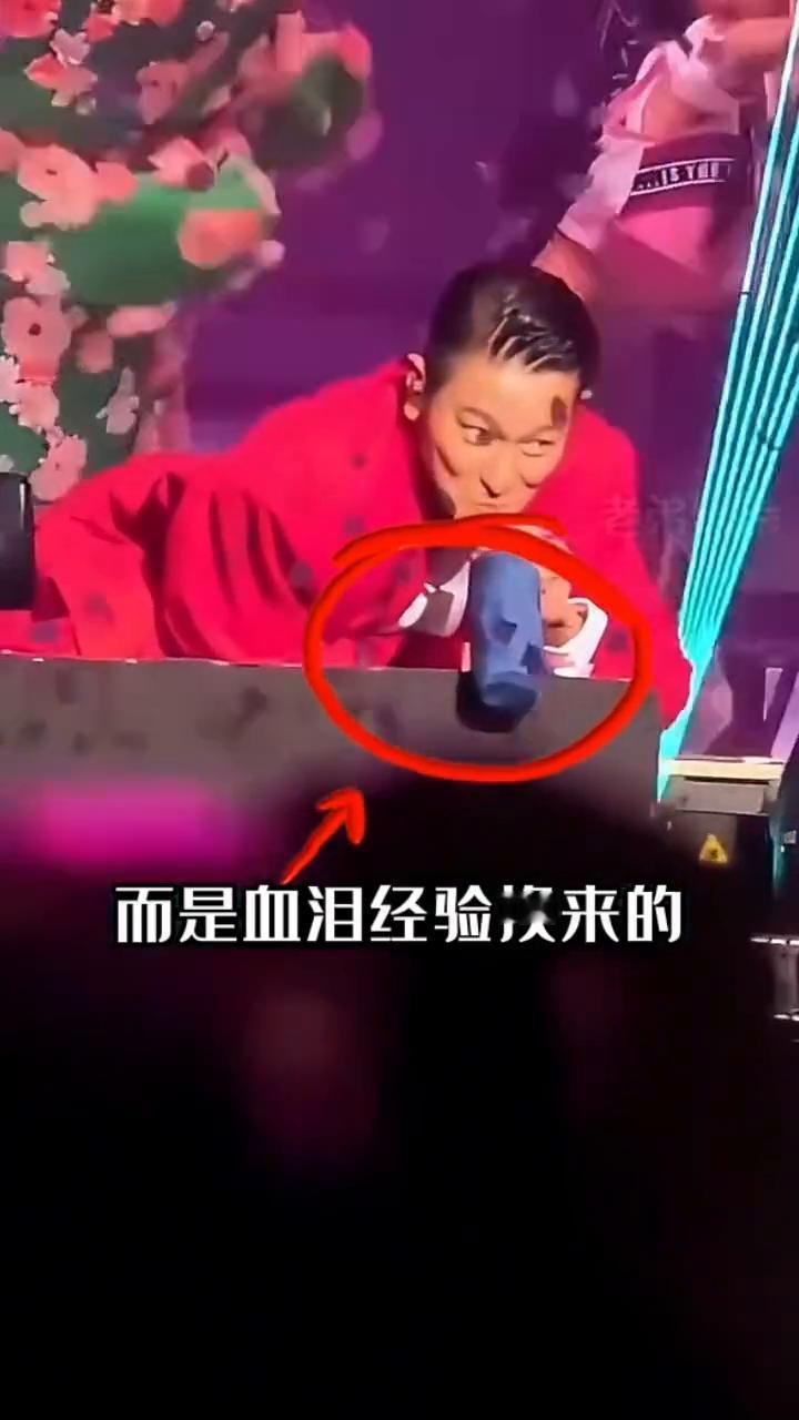 明明王力宏可以毫无顾忌的喝娃哈哈，为何刘耀文只喝无包装的水？然而这并非他个人的特