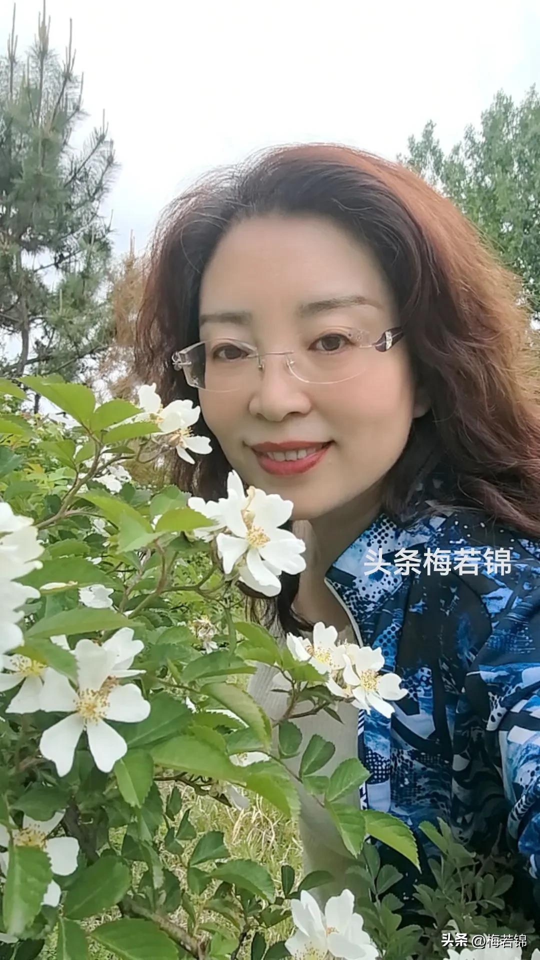 拿着抄网在水里瞎掏摸，居然掏摸上一条鱼来，浑身遍布花纹我不知道名字，意外之喜！和