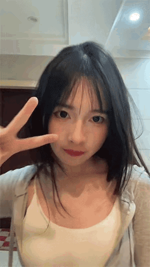 小姐姐有多高？能从门的高度判断出来吗？