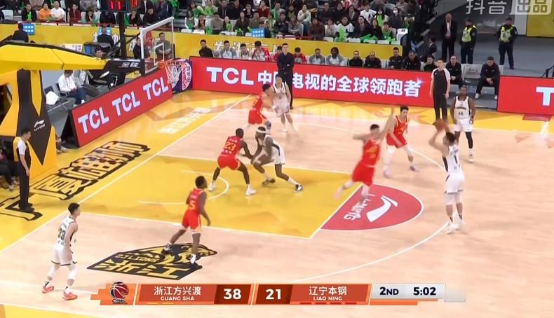 广厦这个防守挺狠的，威尔斯、布朗无论谁拿球，碰挡拆换人，然后马上包夹，传出来，再