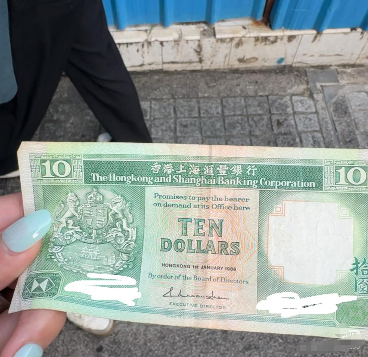 这个竟然被拒收了[吐][吐][吐]
在hk，店员问我这是什么钱，他说没见过这个，