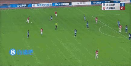 杜健鑫玩平衡！
在罚下韦世豪后，对成都蓉城其他球员都不敢轻易出牌，有经验的球员都