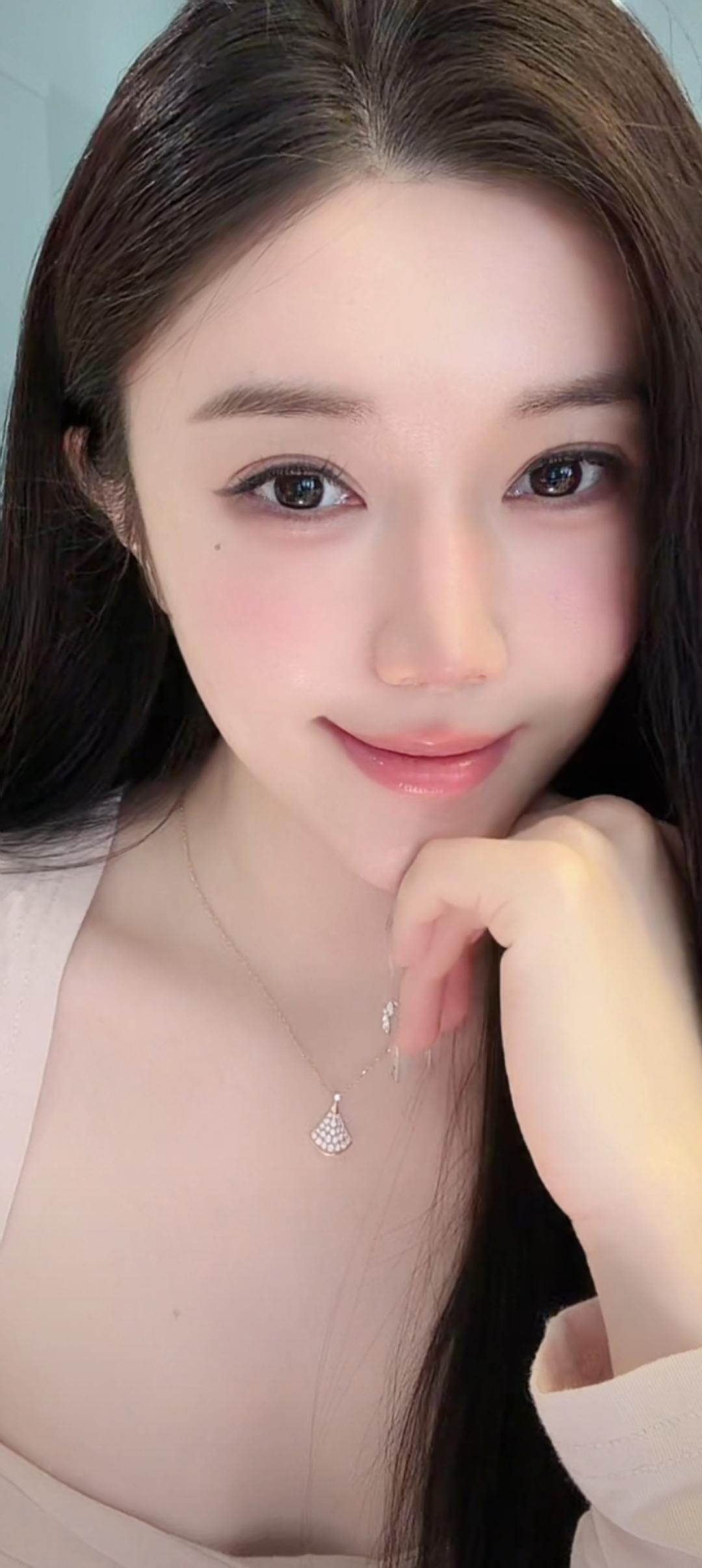 这个女生在微笑，好可爱！