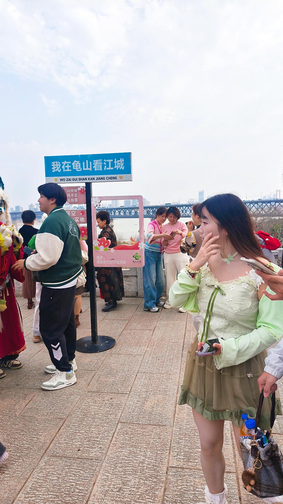 今夜微风轻送，把我的心吹动。