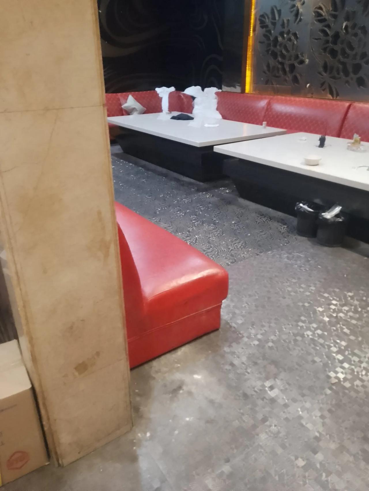 kTV原来是城市夜生活的香啵啵，因为美女如云，声浪高扬，一派繁荣昌盛其乐无穷的韵