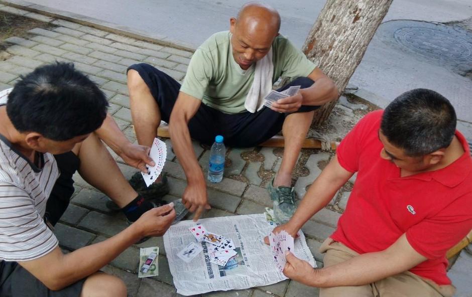 “权利的任性？”广东，2015年，3名农民工在火车站等车时，坐地上斗地主，没想到
