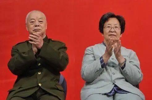 他曾经在中央警卫师工作，奔劳半生，晚年妻子却提出离婚了，中年单身，晚年迎娶毛主席