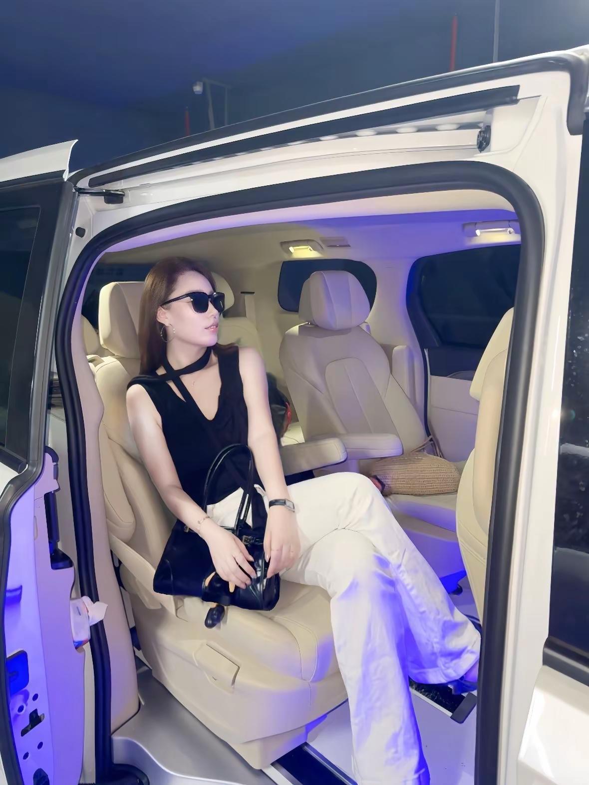 像不像美女？ 不像把你删了