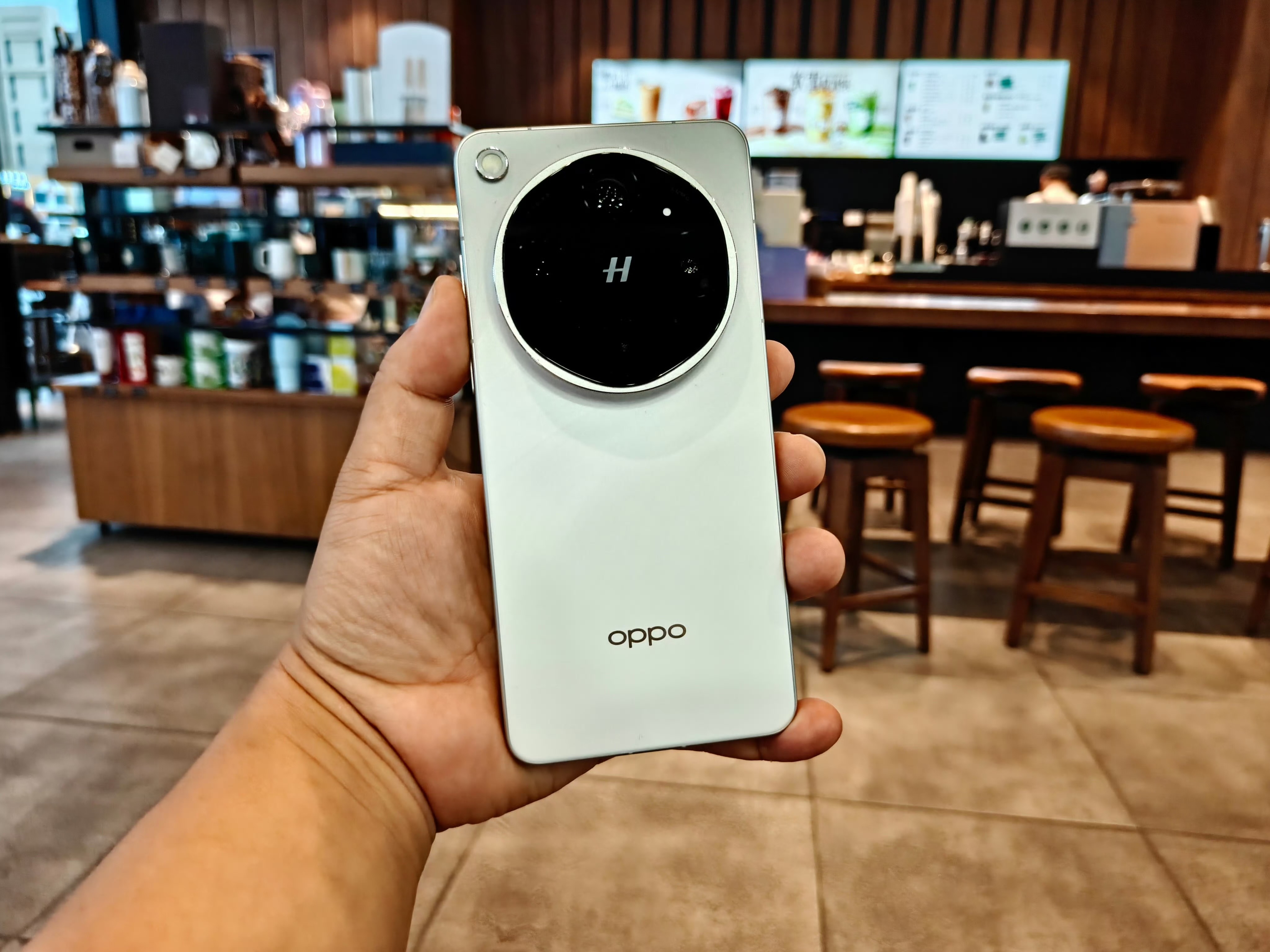 OPPO Find X9 Ultra白色颜值太高了，拿在手里很精致