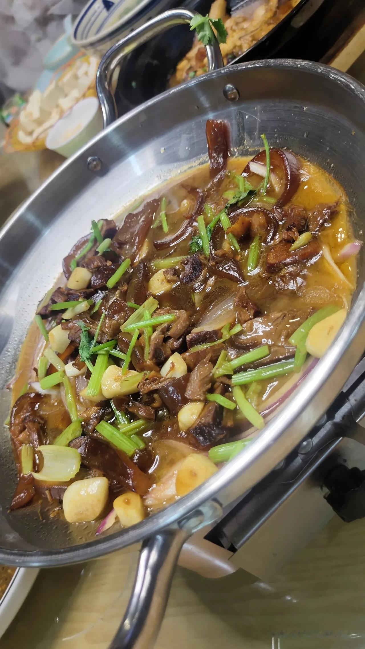 今天在店里吃饭，点了一盘牛肉，竟然是连皮做的牛肉，这是我第一次吃连皮的牛肉，味道