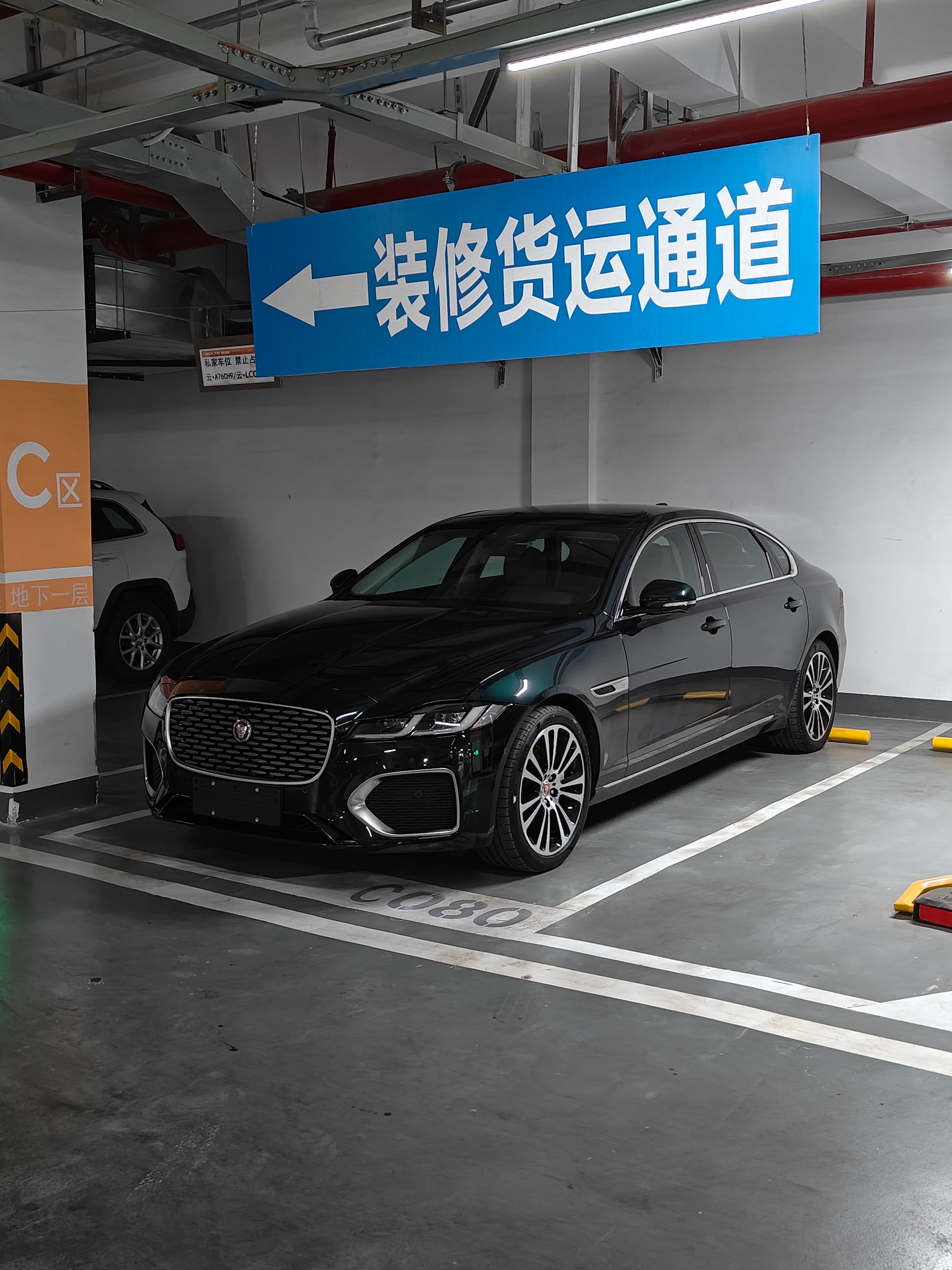 恭喜隔壁20多万提这么尊贵优雅的车，英国绿➕卡其色内饰，完美搭配，这外观内饰不秒