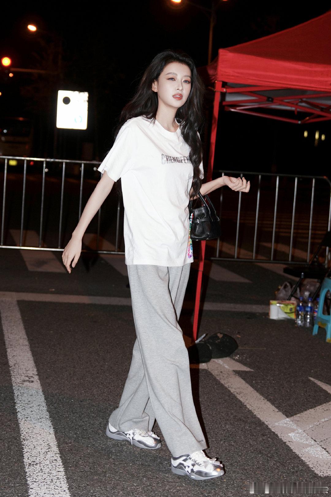 孙怡说自己5g冲浪 不愧是你，5g冲浪选手孙怡，对网上的一切都了如指掌！ 