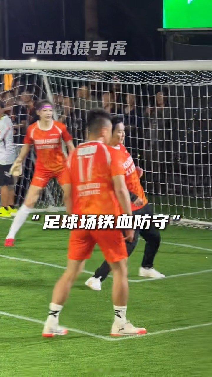 李晨来了也得吃红牌宋小宝也是没放过李晨 宋小宝当裁判主打一视同仁，李晨想靠红包蒙