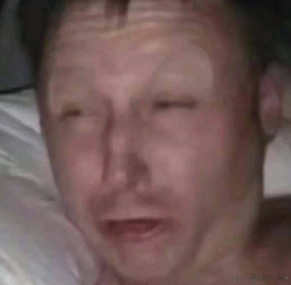 双高胎 乐死了，半夜两点起来也不拉窗帘硬等到3点问人家为啥还不来哈哈哈哈哈哈哈是