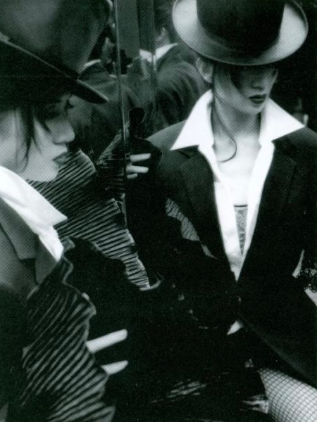 1994年，梅艳芳为她的专辑《是这样的》拍摄的一幅唱片写真。 ​​​