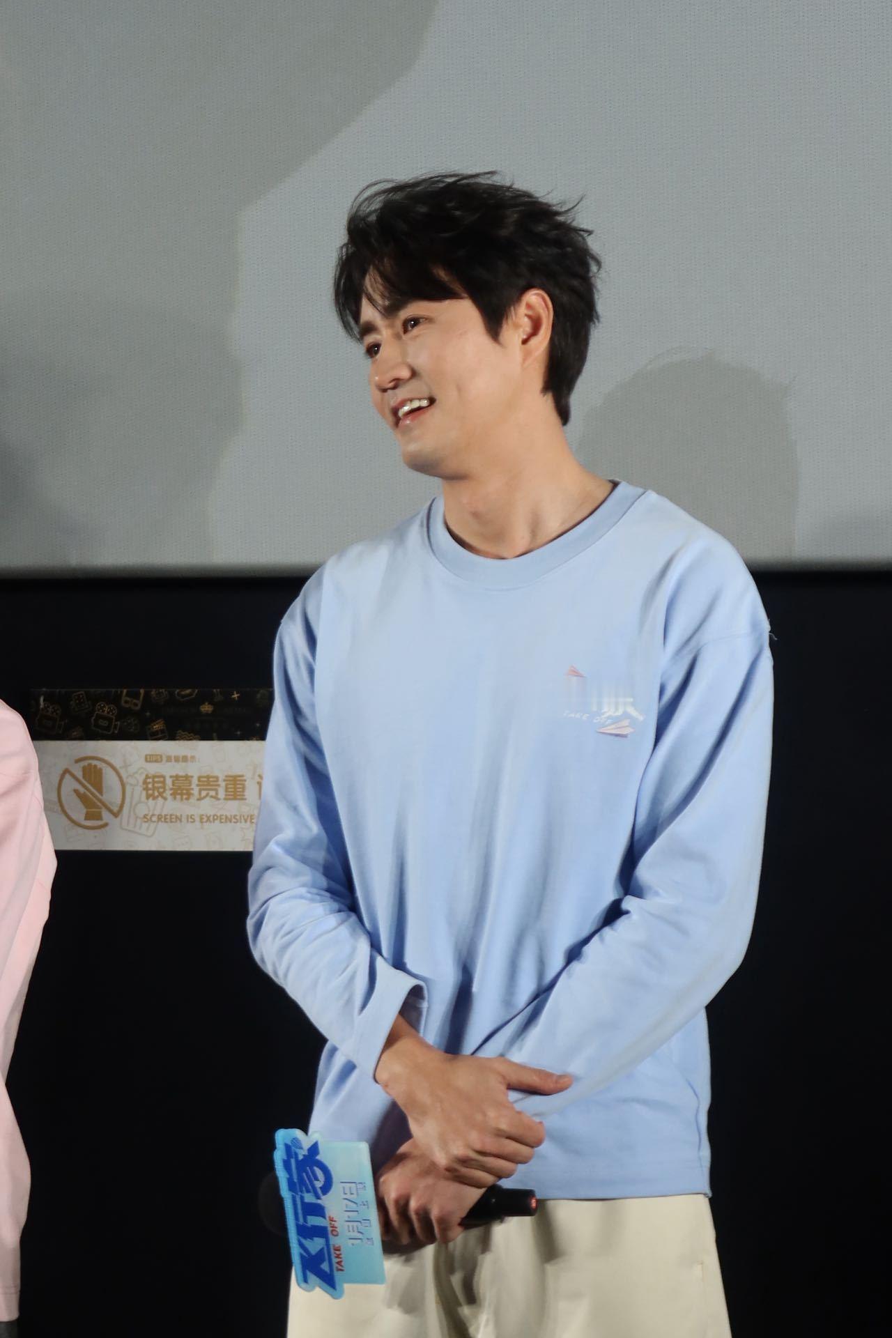 杨玏穿得baby开口daddy 杨玏的baby蓝穿搭太显年轻，《飞行家》首映现场