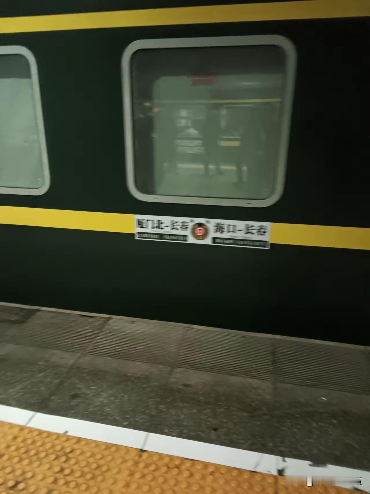 还是咱湖南火车站站台的盒饭经济又实惠！
相较于高铁动车动辄4.50的盒饭，普铁车