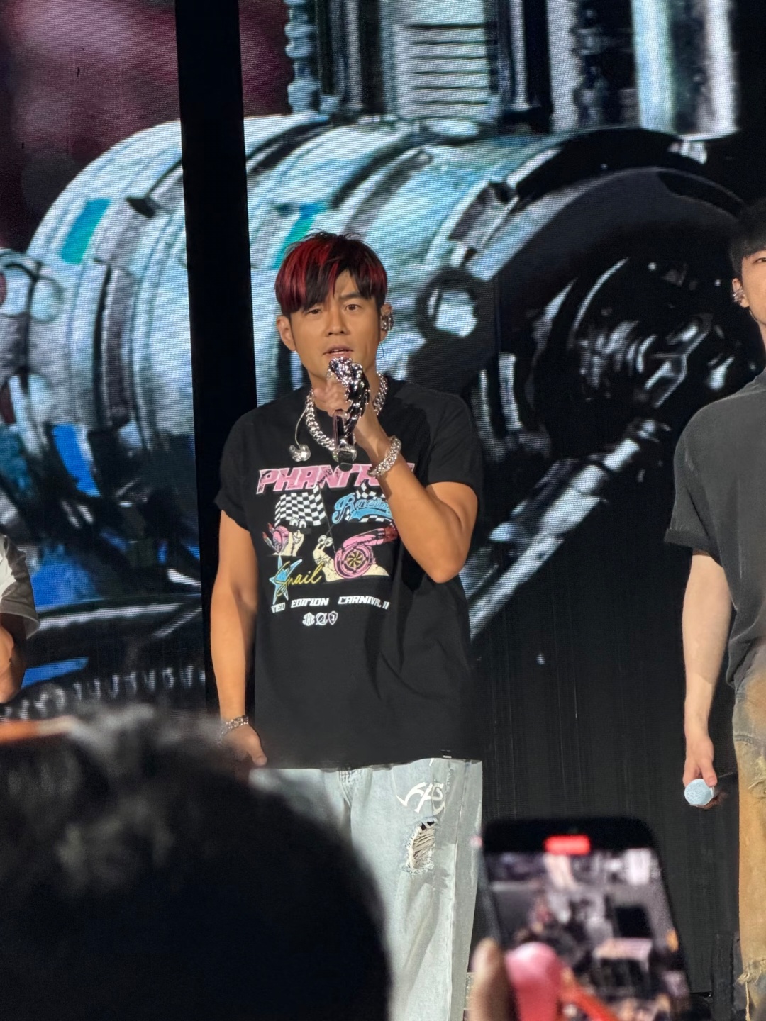 周杰伦演唱会温州站气氛太好了 周董温州开唱，现场气氛直接“燃爆”啦！就像那“东风