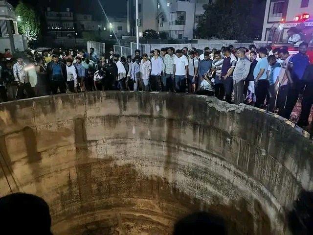 印度这起轿车夜晚坠无盖深井，一家9口遇难，6名还是刚参加学校活动的孩子，太让人痛