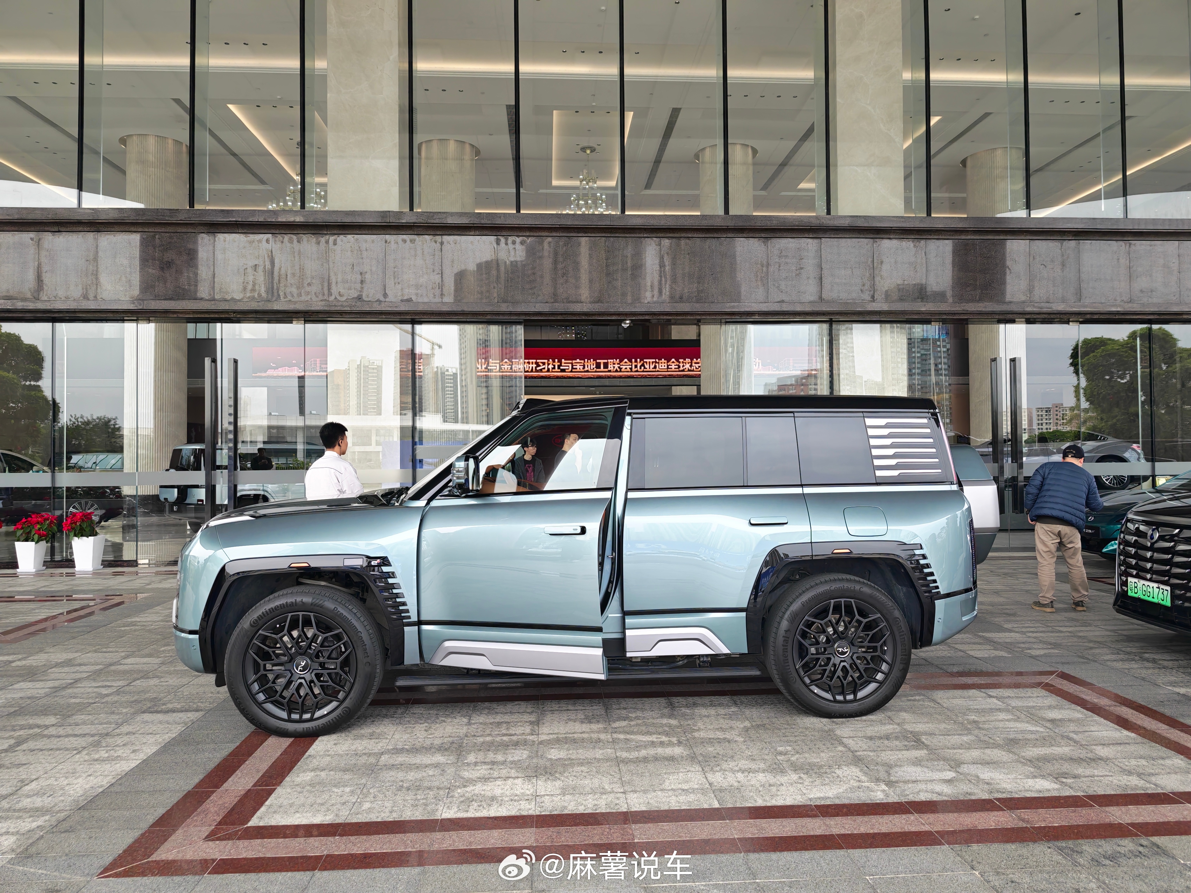 比亚迪总部六角大楼门口停着几辆腾势D9和仰望U8，这次不知道是哪个大佬团队来参观