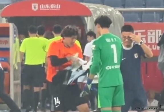 与重庆铜梁龙赛后，泰山队门将王大雷与对手守门员互换球衣。取得三连胜后，泰山队暂列