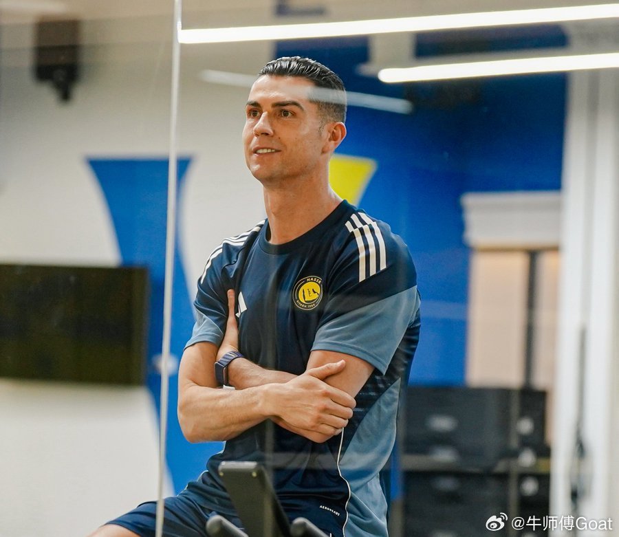 C罗 据中东报🔴克里斯蒂亚诺·罗纳尔多在西班牙首都马德里加强了康复计划，力求加