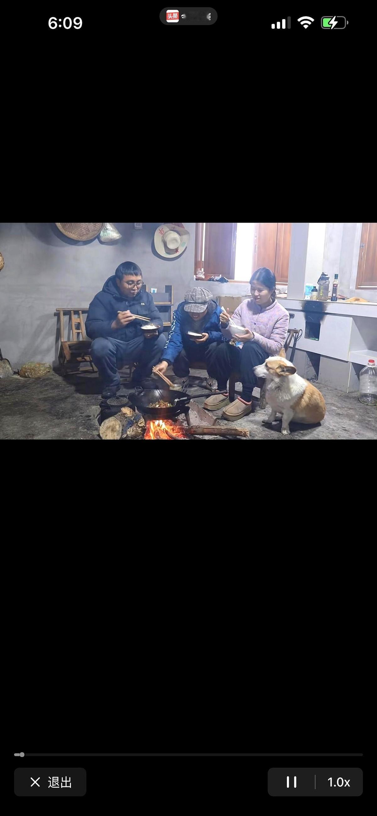 网红湘西冬宝又被骂了。
就因为他老婆刘微过26岁生日，他从山里拎回几只野山鸡，想