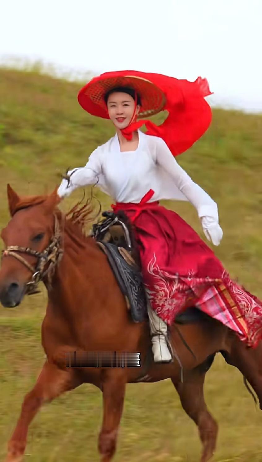 贺娇龙让人想不到的是她最喜欢干的事是“捡垃圾”和“听村民八卦”。通过捡垃圾改变乡