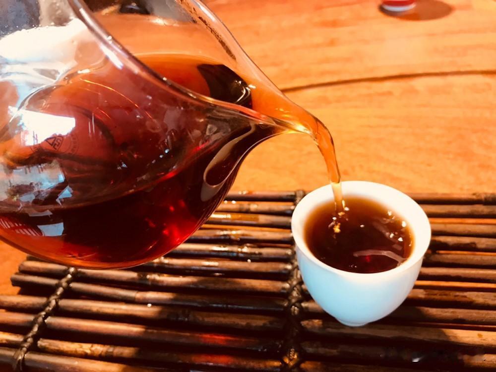 七律   人间清欢

诗呈浅墨青笺著，云起高山任卷舒。
我辈缘逢烟火际，流年并赴