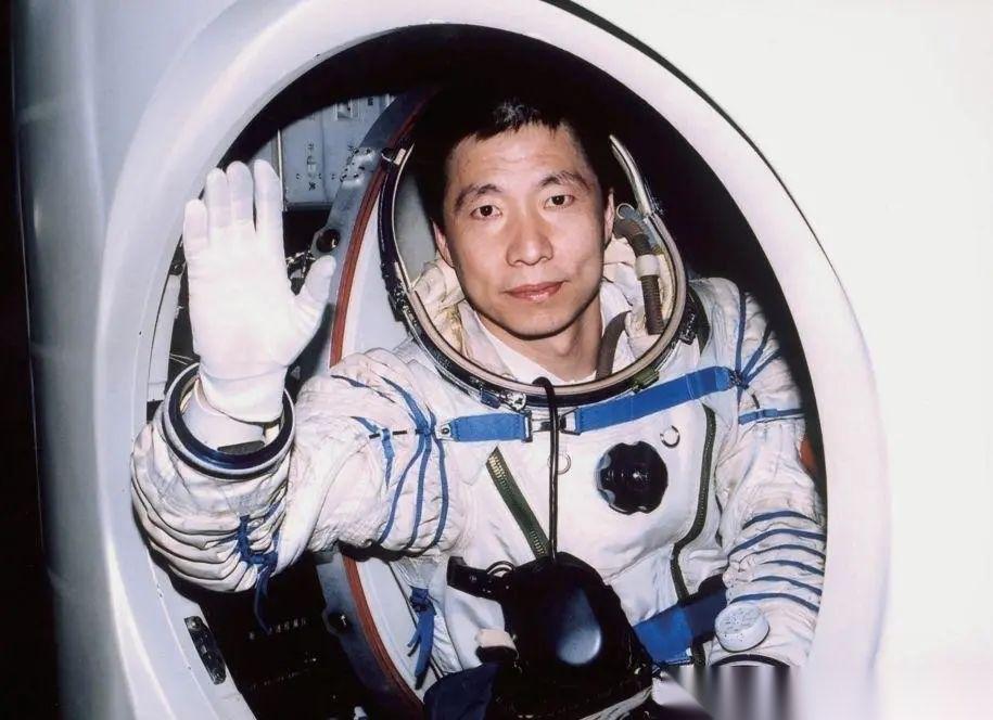 杨利伟退休待遇揭秘，没有巨额奖金，只有终身金钟罩式保障，医疗监护与家庭安全贯穿一