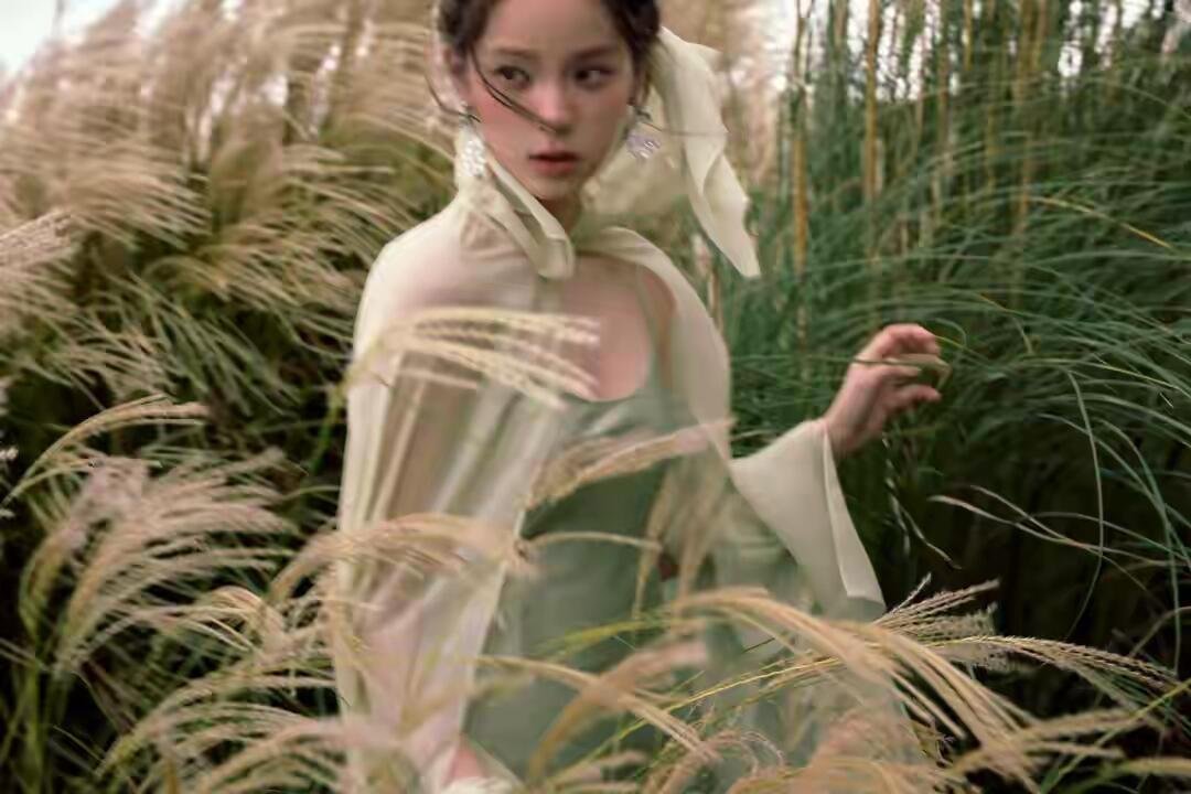 美得松弛又鲜活  欧阳娜娜灵 动得像误入人间的精灵。 