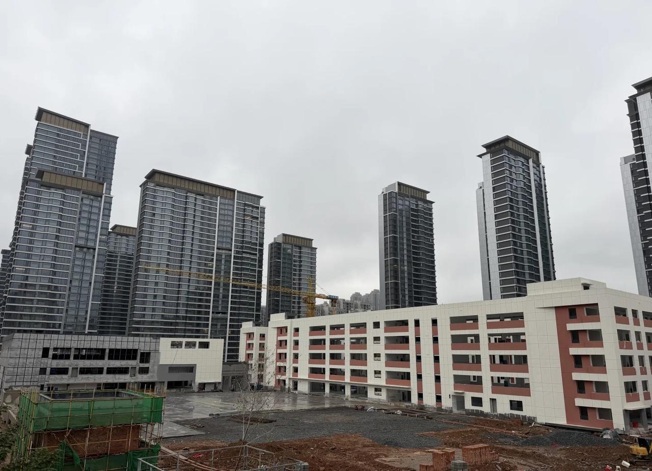 🏫长沙瑞府学校 | 雨中的校园，未来的模样
📸随手记录：
• 教学楼外立面已