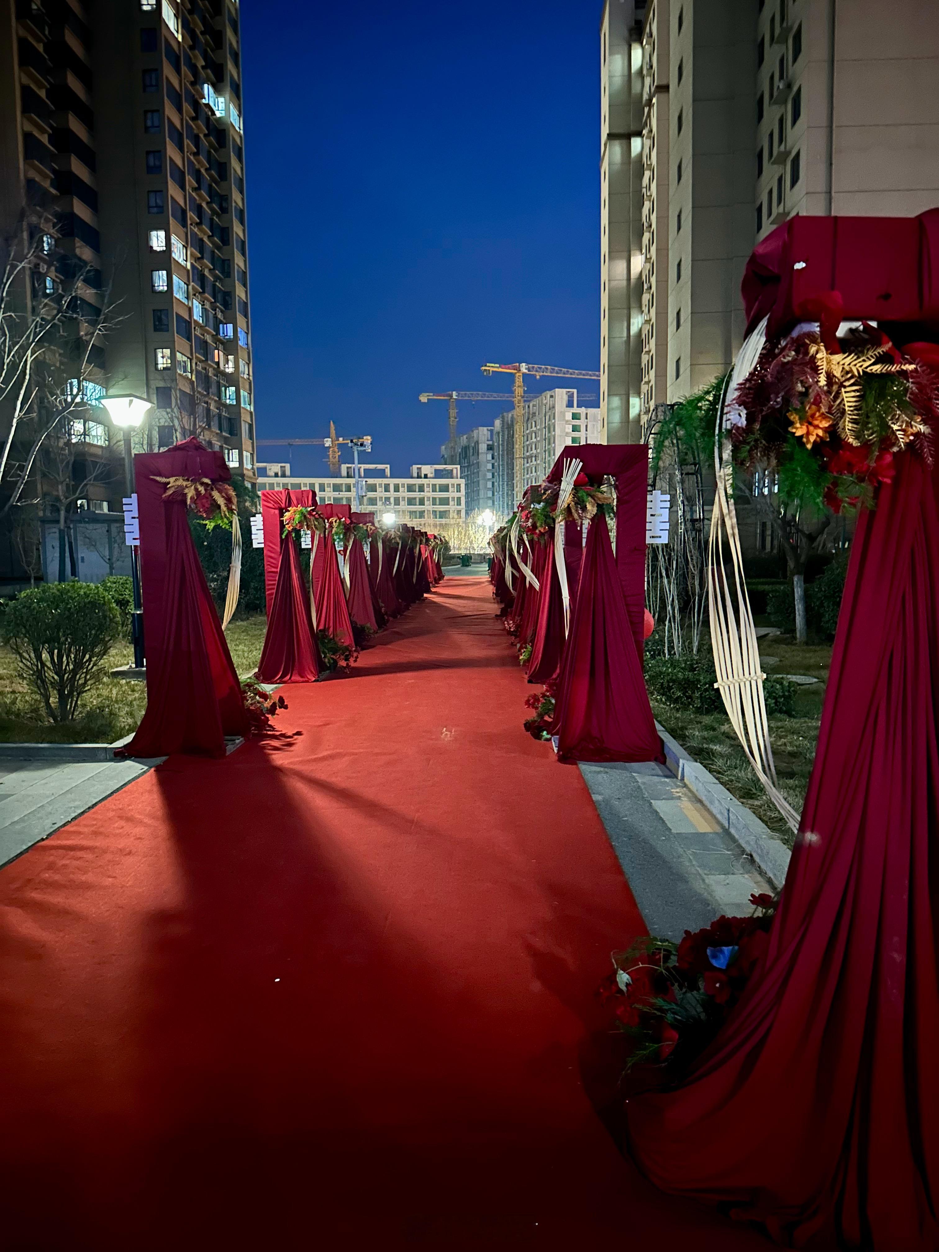 现在结婚花钱真多啊，这种场景布置要花4000多块钱，一部iQOO 15没了如果是