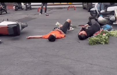 两位摩托司机剐蹭谁也不服，就地躺平，交通事故秒变耐力赛，俩人躺地上硬扛比拼定力，