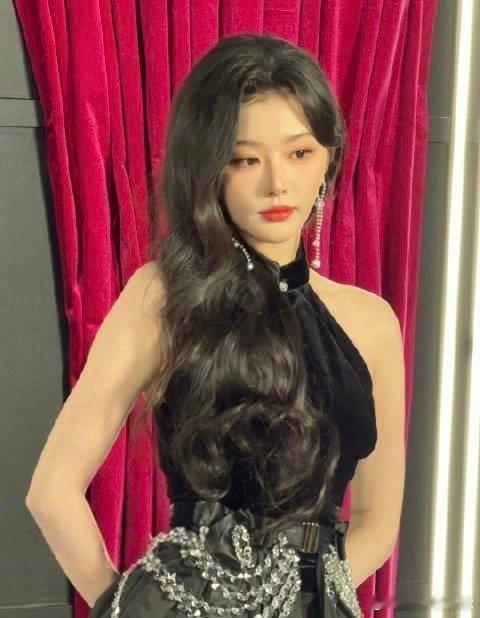 孔雪儿、周洁琼同场活动红毯生图状态  好美好明媚 