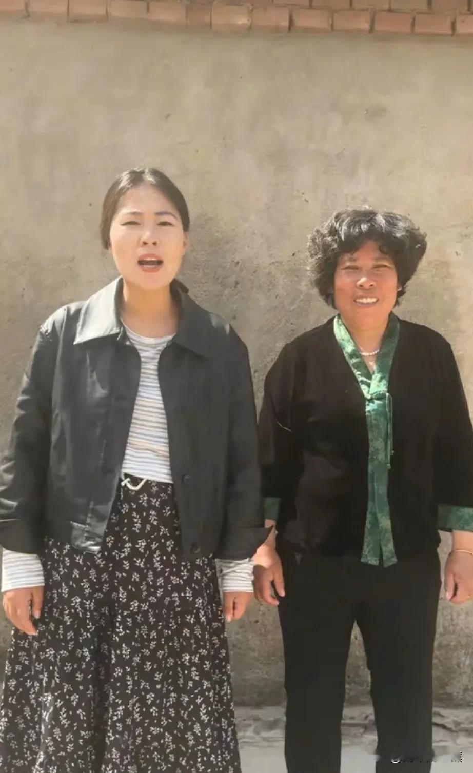 抖音主播大小蚊子与表弟张萌的矛盾闹得全网皆知，张萌恩将仇报遭众人唾弃，商家纷纷站