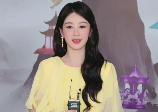 今天杨紫在出席活动的时候搭配了一件黄色的裙子，凸显出了满满的飘逸感，气质超好。