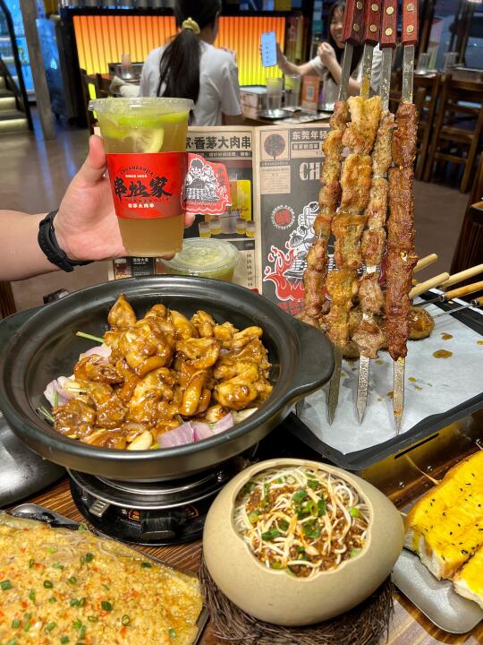 震惊了，被这家烧烤店的大肉串惊艳到