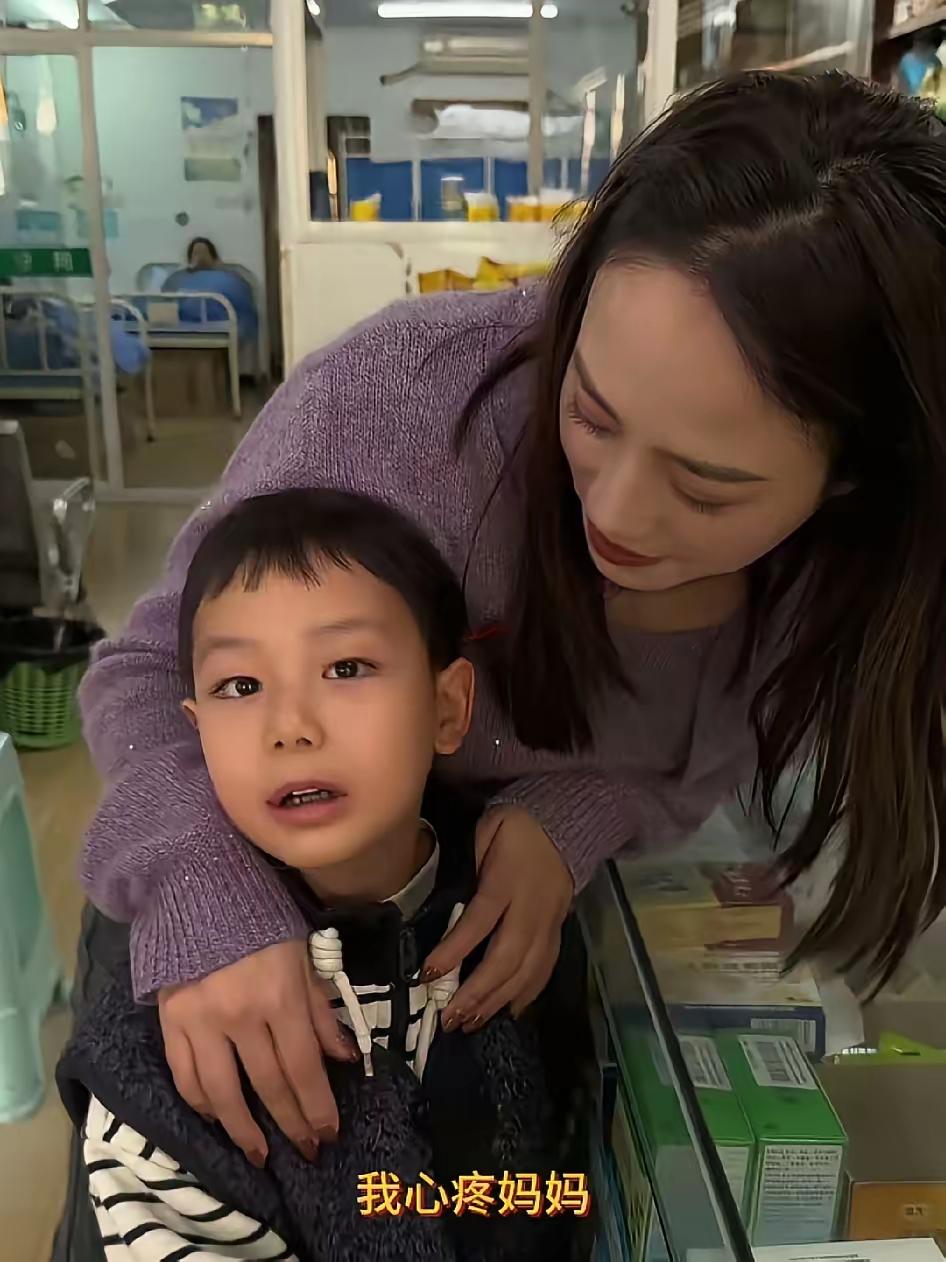 小妹儿和小周周一起流感去医院打针。
小周周太懂事了。
他小小的身体里语言爆发期，