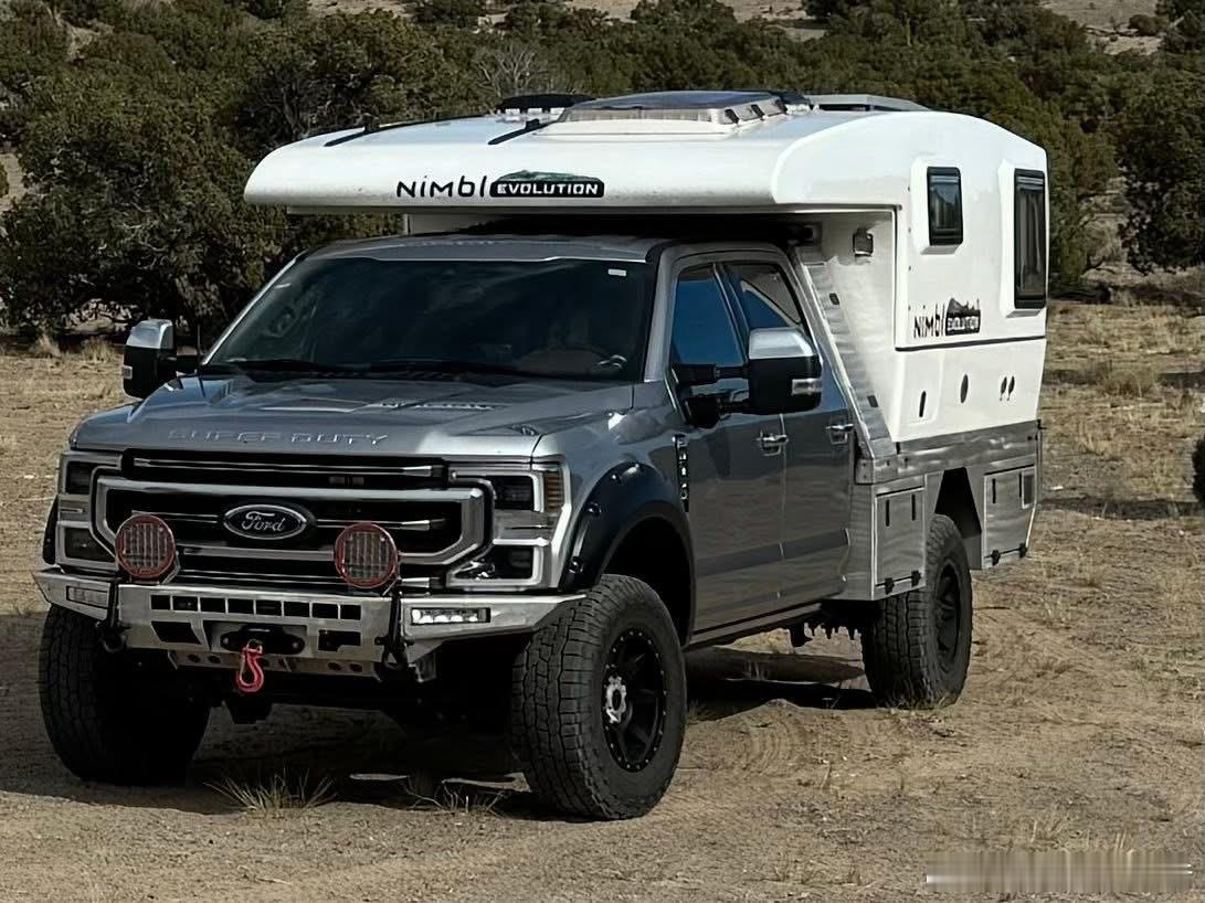 软硬相结合的升顶，有效降低额头部分的高度，相对通过性会强一点 