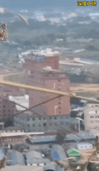 果敢同盟军从高地居高临下打击老街卧虎山庄，这里曾经关押着上千名电诈人员。据称在卧