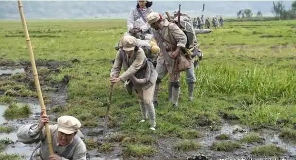 1935年，13岁的小红军罗玉琪在过草地时，突然腹痛不止，碍于女同志，就跑到远处