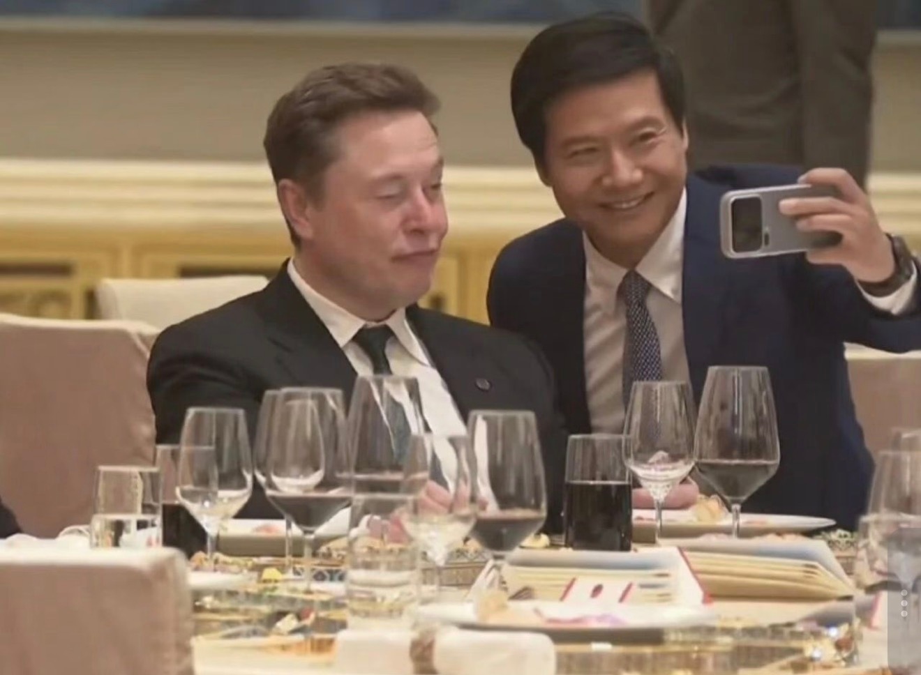 马斯克被一位中国粉丝索要合影 