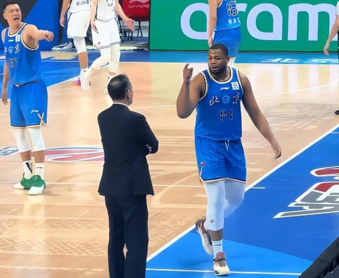 大度，许利民点评斯佩尔曼！
CBA常规赛第35轮，北京队和同曦队的较量，本来是一