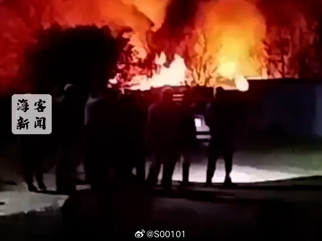 俄战略轰炸机坠机画面曝光当地时间9月29日，俄罗斯一架图-95战略轰炸机在远东阿