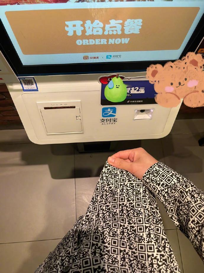 是衣服给了机器扫码的冲动 ​​​