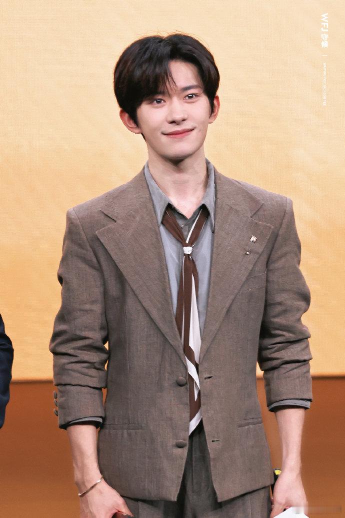 谁能拒绝穿西装的易烊千玺易烊千玺复古西装大片谁能拒绝穿西装的易烊千玺，低调高级又