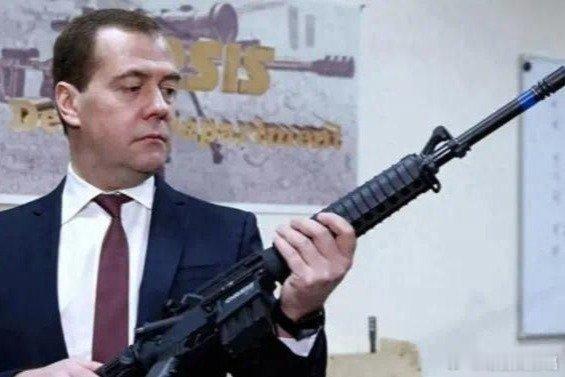 凤凰新闻【泽连斯基妥协，普京不用“坐牢”了？俄方回应后，普京结束消失】慕安会上依