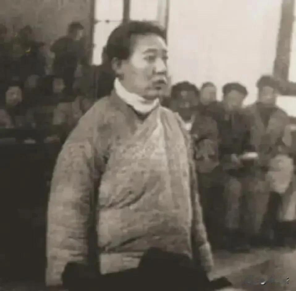 1947年，川岛芳子接受公审时的场景，当时的她和传闻中的“东方女魔”可谓毫不相干